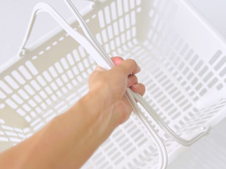 スーパーのカゴを持っている様子