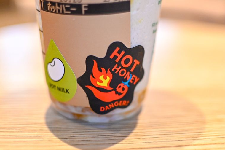 カップに貼ったシールのアップ