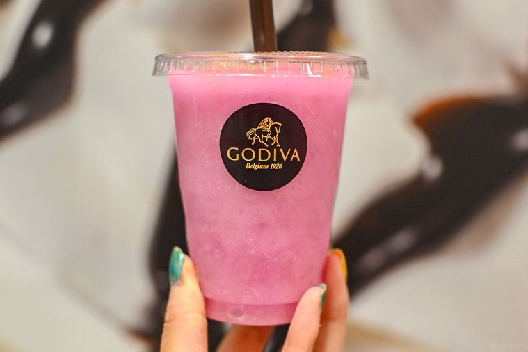 ドリンクを持っているところ