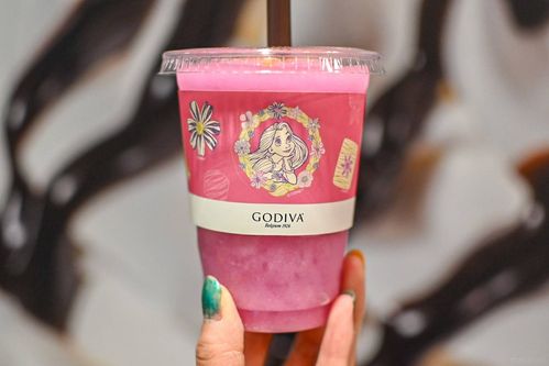 ゴディバラプンツェルの新作ドリンクを飲み比べ。初夏フレーバーでオリジナルのスリーブ付き