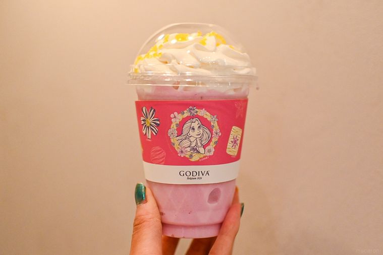 ドリンクを持っているところ