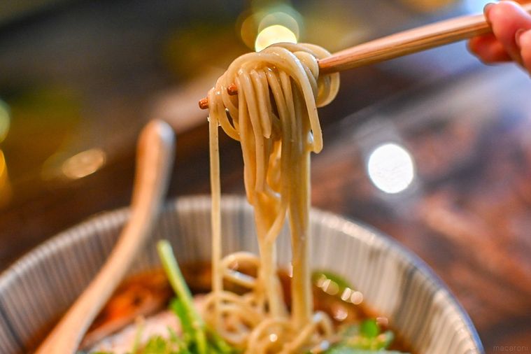 そばを持ち上げているところ