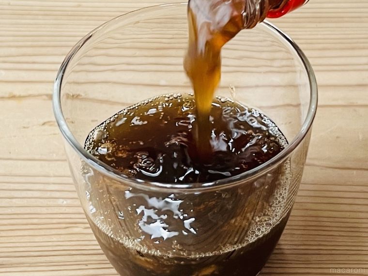 コーラゼリーを器にそそいでいる様子