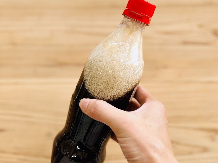 コーラを振り混ぜている様子