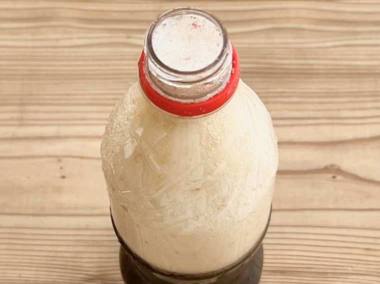 ペットボトルのコーラが溢れそうになっている様子