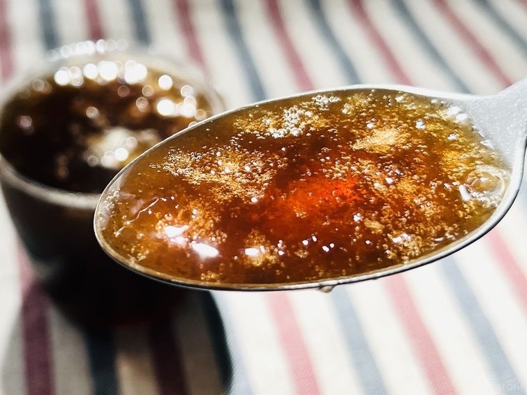 コーラゼリーをスプーンですくった様子