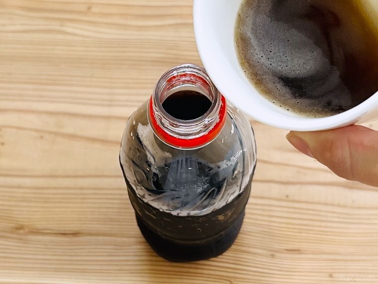 溶かしたゼラチンをコーラにそそごうとしている様子