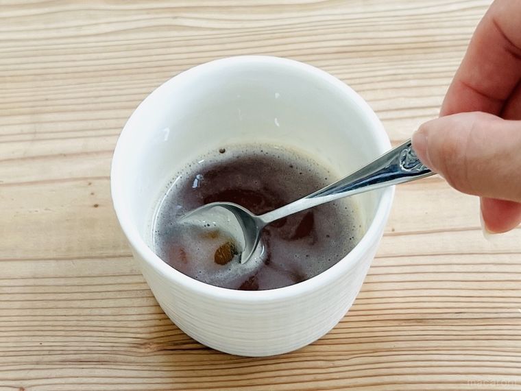 コーラとゼラチンを混ぜ合わせている様子