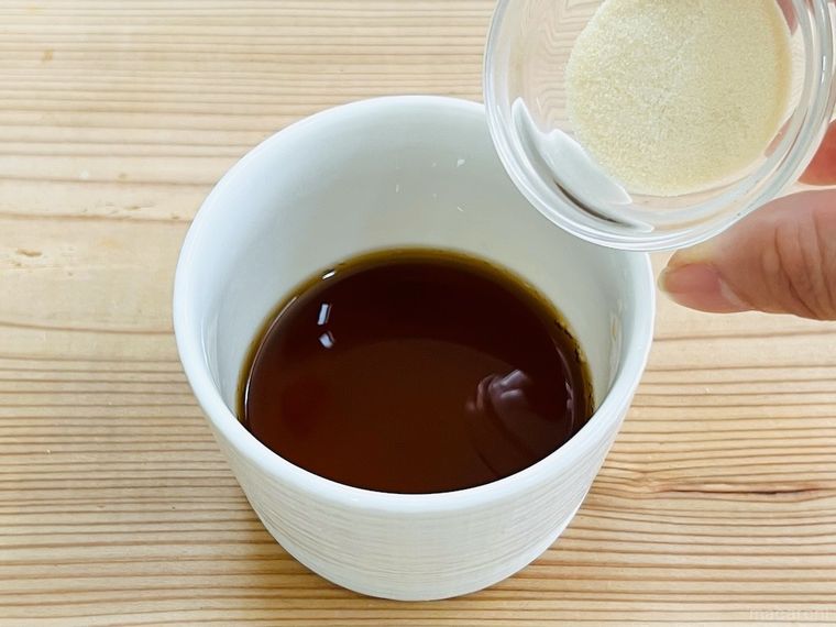 コーラにゼラチンを加えようとしている様子