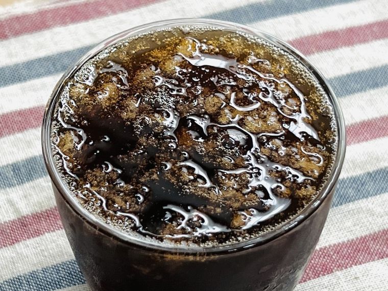 器にそそいだコーラゼリー