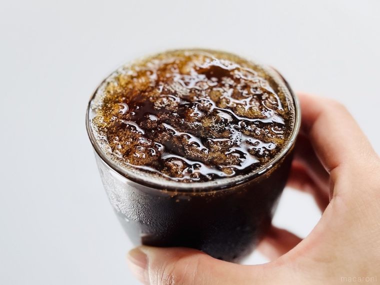 コーラゼリーが入った器を手で持っている様子