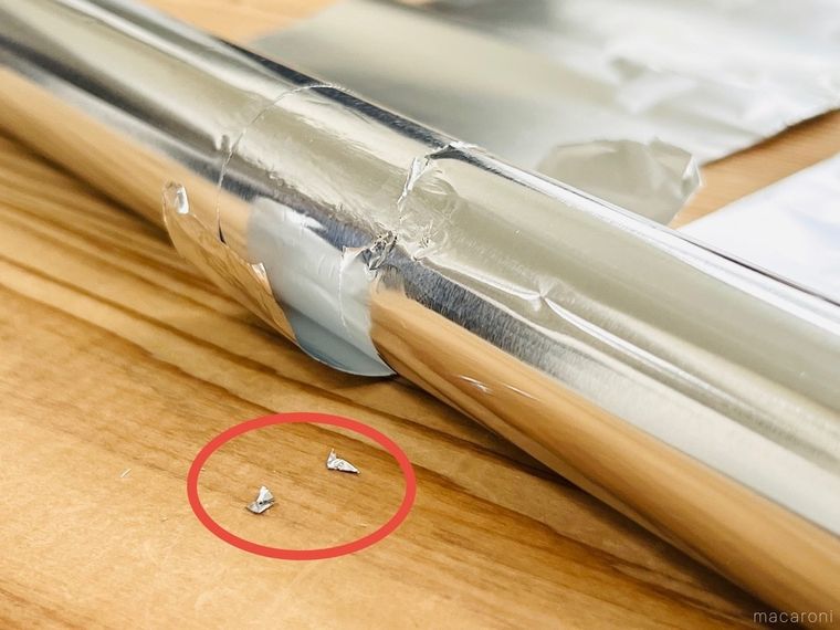 アルミホイルの破片が落ちている様子