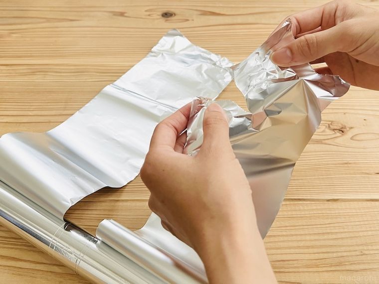 アルミホイルの端を切り取っている様子