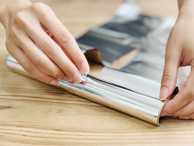 アルミホイルをこすっている様子