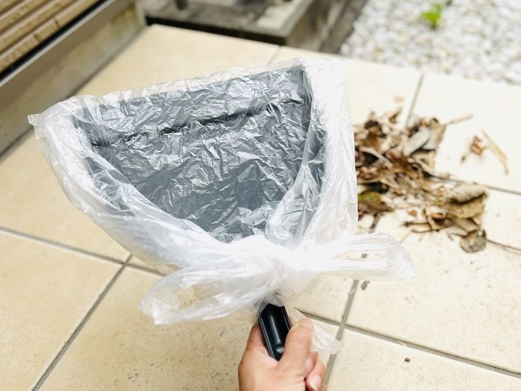 ちりとりに袋をかぶせた様子