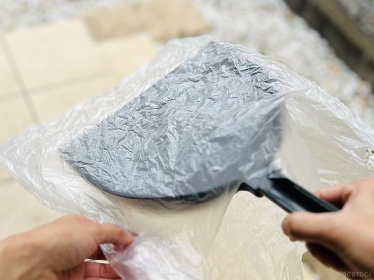 ちりとりに袋をかぶせている様子