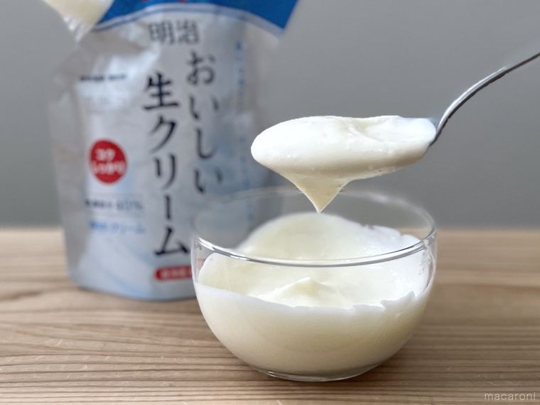 ホイップクリームをスプーンですくった様子