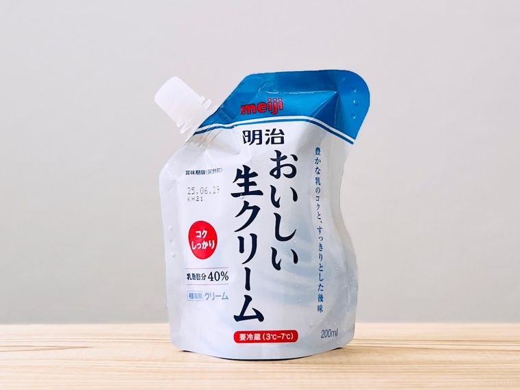 明治おいしい生クリームがテーブルの上に置かれている様子