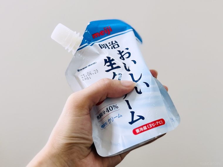明治おいしい生クリームを振っている様子