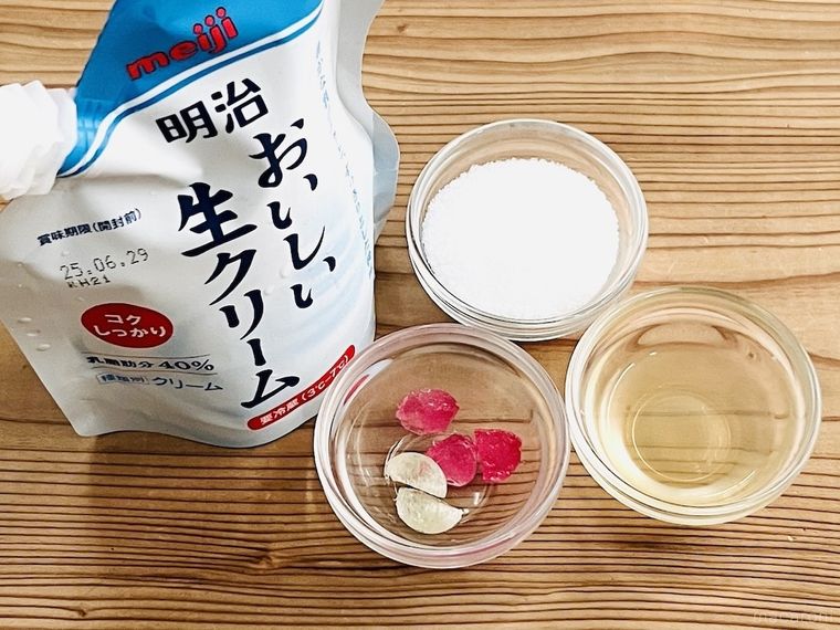 テーブルの上に明治おいしい生クリームや砕いた飴などが置かれている