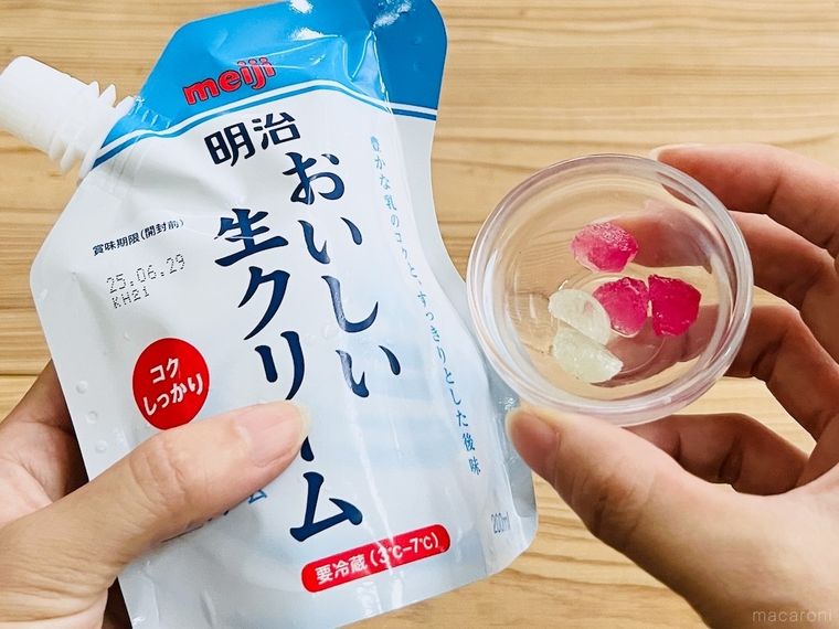 明治おいしい生クリームと砕いた飴を手で持っている様子