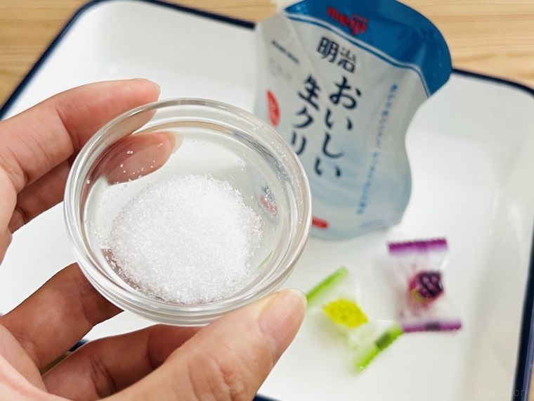 グラニュー糖を手で持っている様子