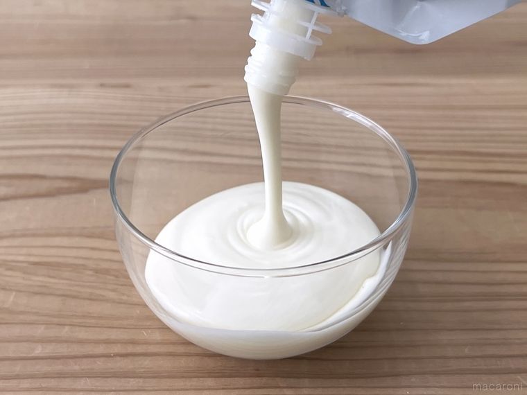 器にホイップクリームを絞り出している様子