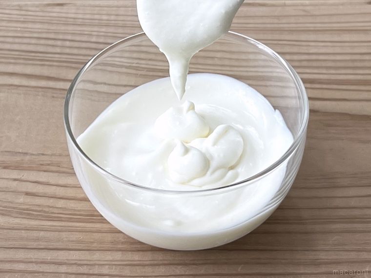 スプーンでホイップクリームを垂らしている様子