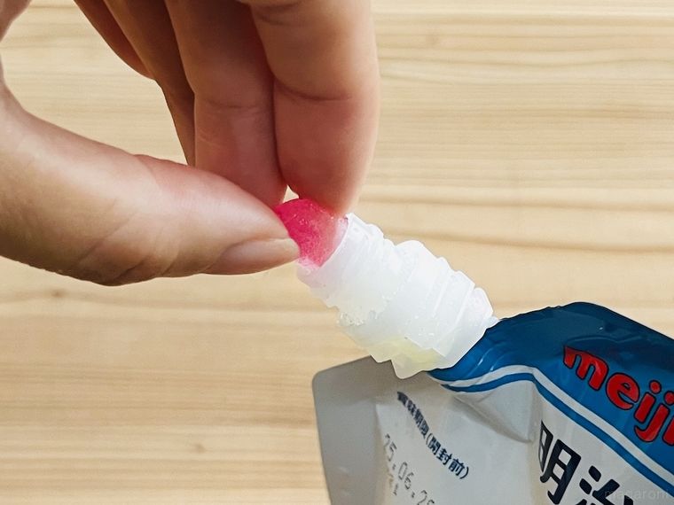 明治おいしい生クリームに砕いた飴を入れている様子