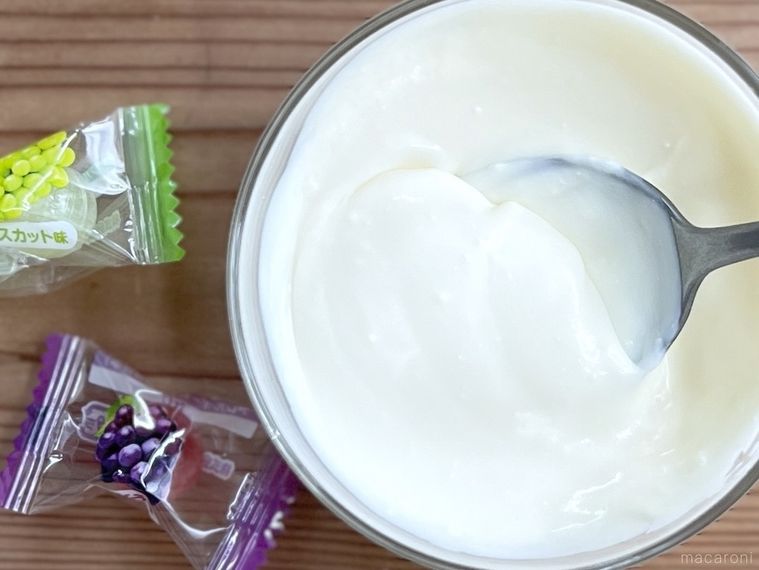 テーブルの上に置かれたホイップクリームと飴