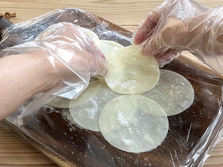 餃子の皮を重ねている様子