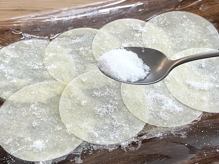 餃子の皮にグラニュー糖を振りかけている様子
