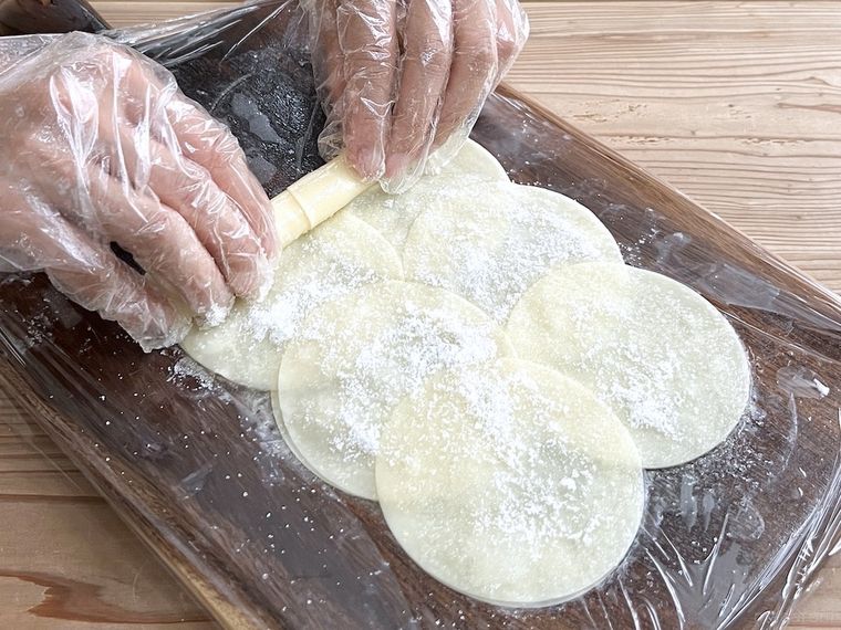 餃子の皮を巻いている様子