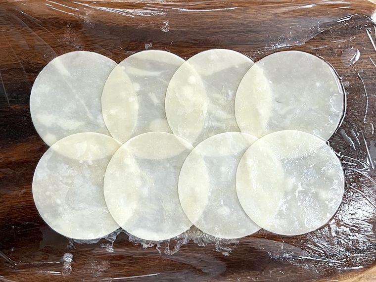溶かしバターにくぐらせた餃子の皮を8枚並べた様子