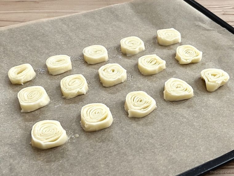 1cm幅に切った餃子の皮を天板に並べた様子