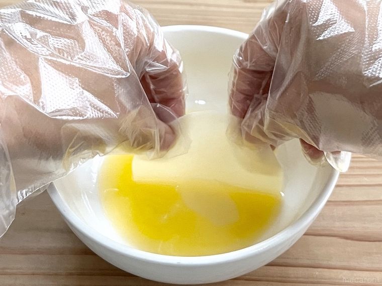 餃子の皮を溶かしバターにくぐらせている様子