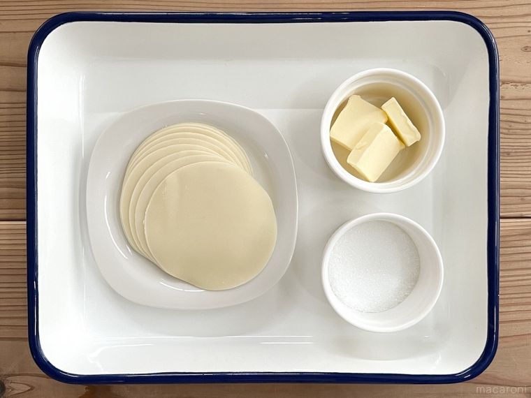 バットの上に餃子の皮、バター、グラニュー糖が置かれている様子