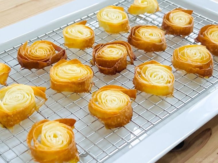 皿に盛られたバターシュガーロール