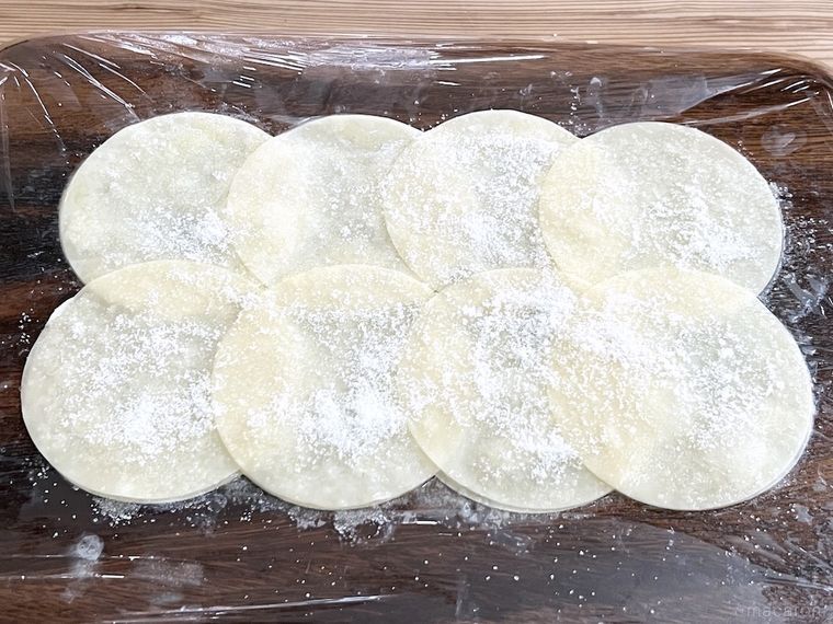 餃子の皮にグラニュー糖を振りかけた様子