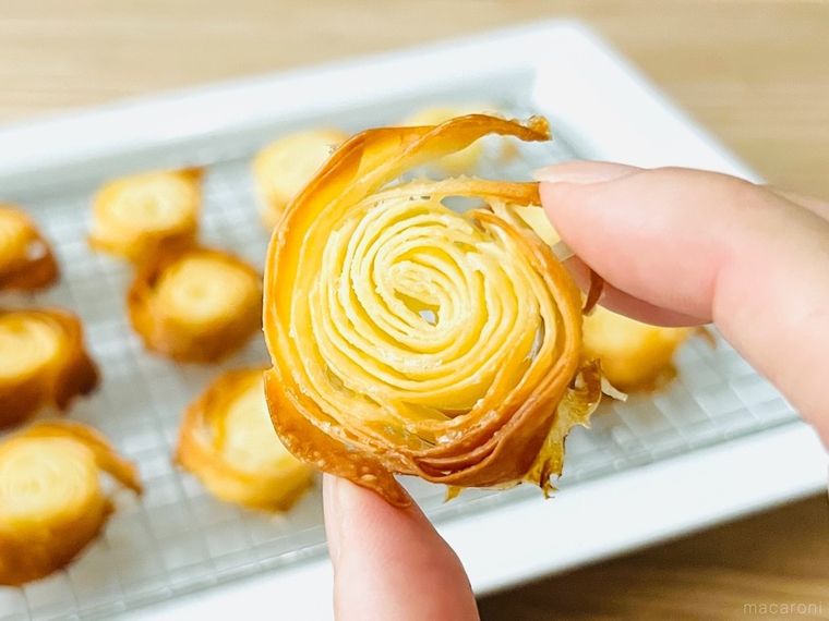 バターシュガーロールを手で持っている様子