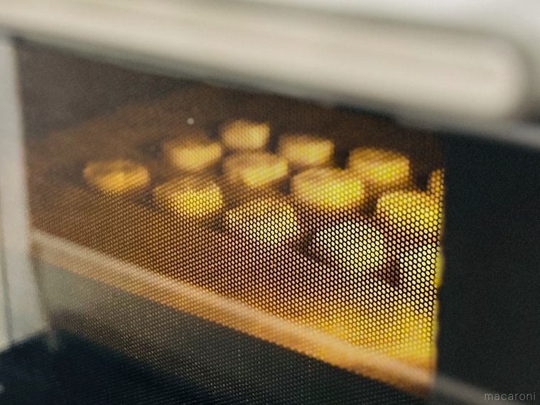 餃子の皮をオーブンで焼いている様子
