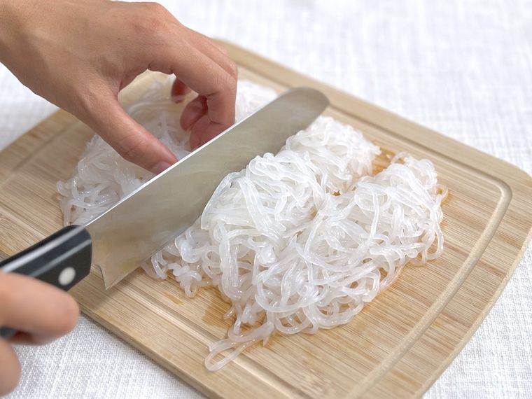 しらたきを包丁で切っている様子