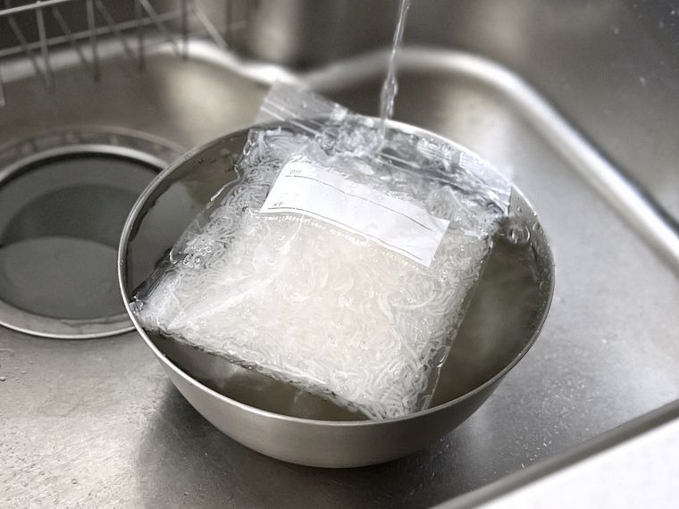 凍ったしらたきを流水解凍している様子