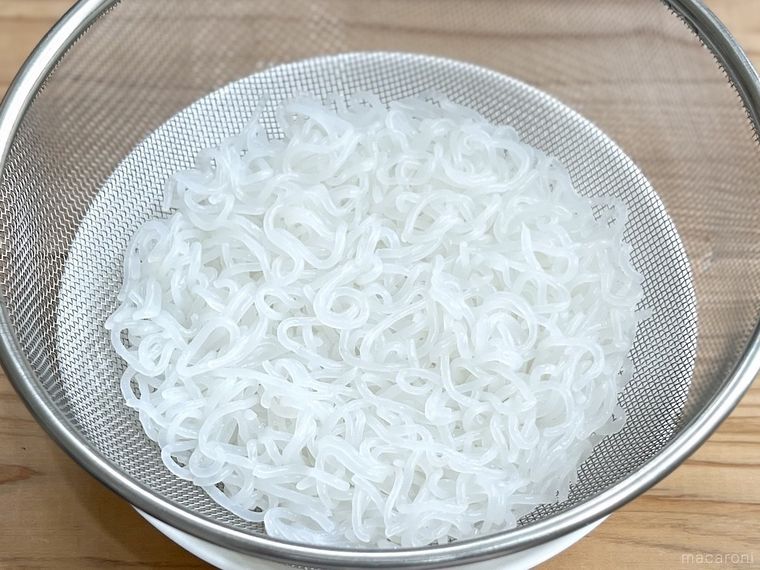 下ゆでしたしらたきをザルにあげた様子