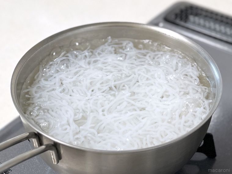 しらたきを下ゆでしている様子