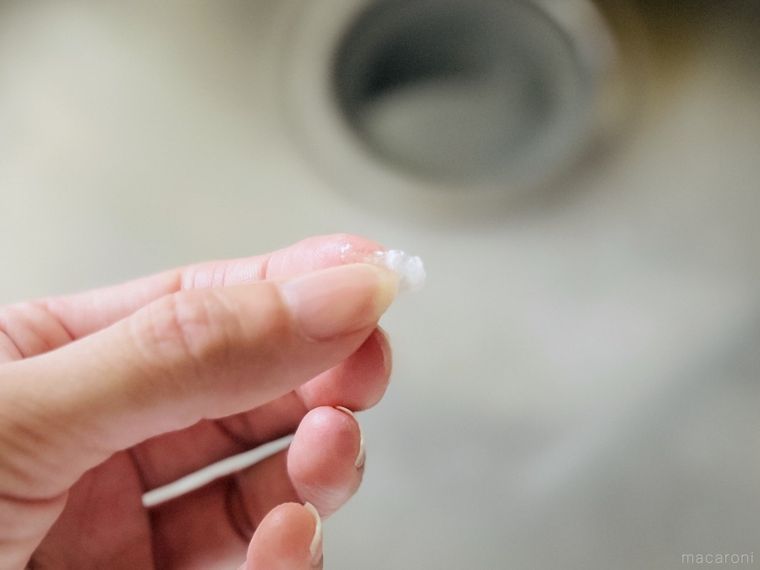 トラバルーンのゴミを手で持っている様子