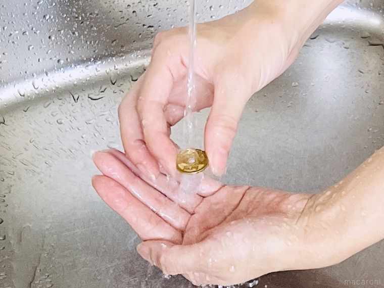トラバルーンをつけた5円玉に流水を当てている様子