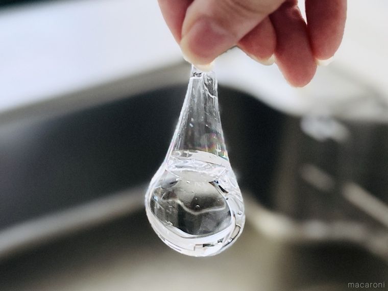 トラバルーンで作った「つかめるお水」をつまんでいる様子