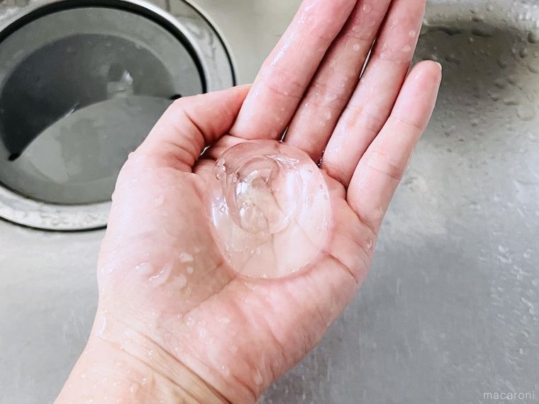 トラバルーンで作った「つかめるお水」を手のひらにのせている様子