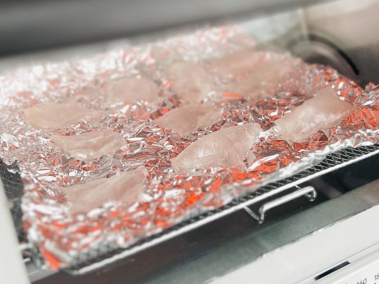 ライスペーパーをトースターで焼いている様子